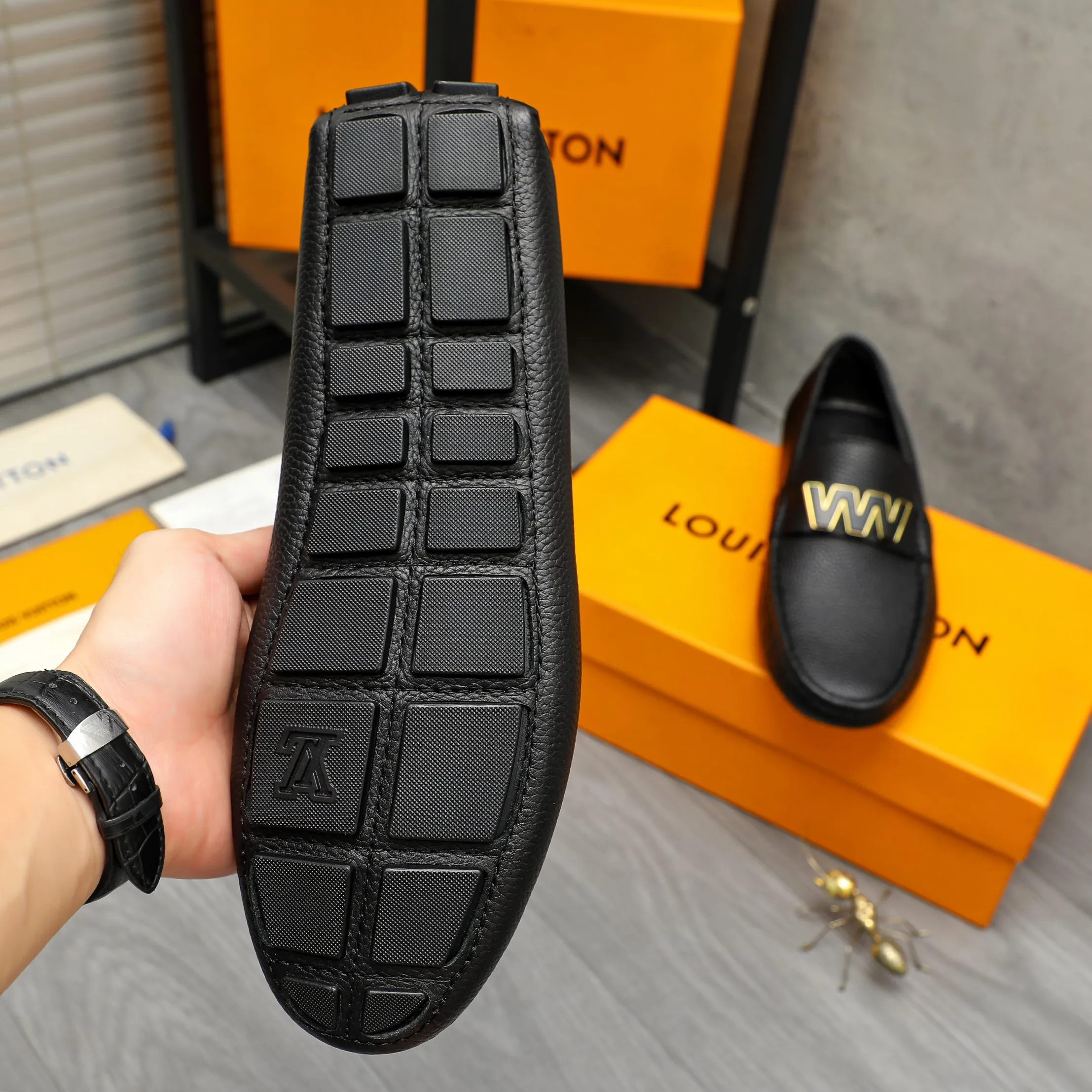 Men's shoes 💰420 Product trademark: LV "Louis Vuitton" casual slip-on shoes Regular size: 38-46 (45.46 custom-made, non-returnable) Product materials: Selected pebbled cowhide upper, sheepskin lining, original rubber outsole